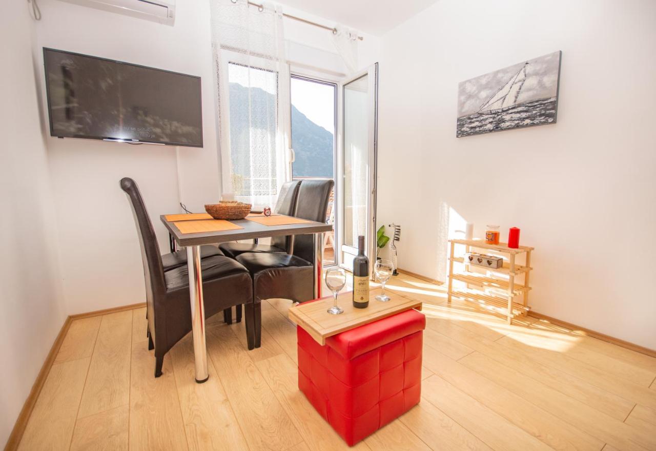 Apartmani Mrsic Risan Bagian luar foto