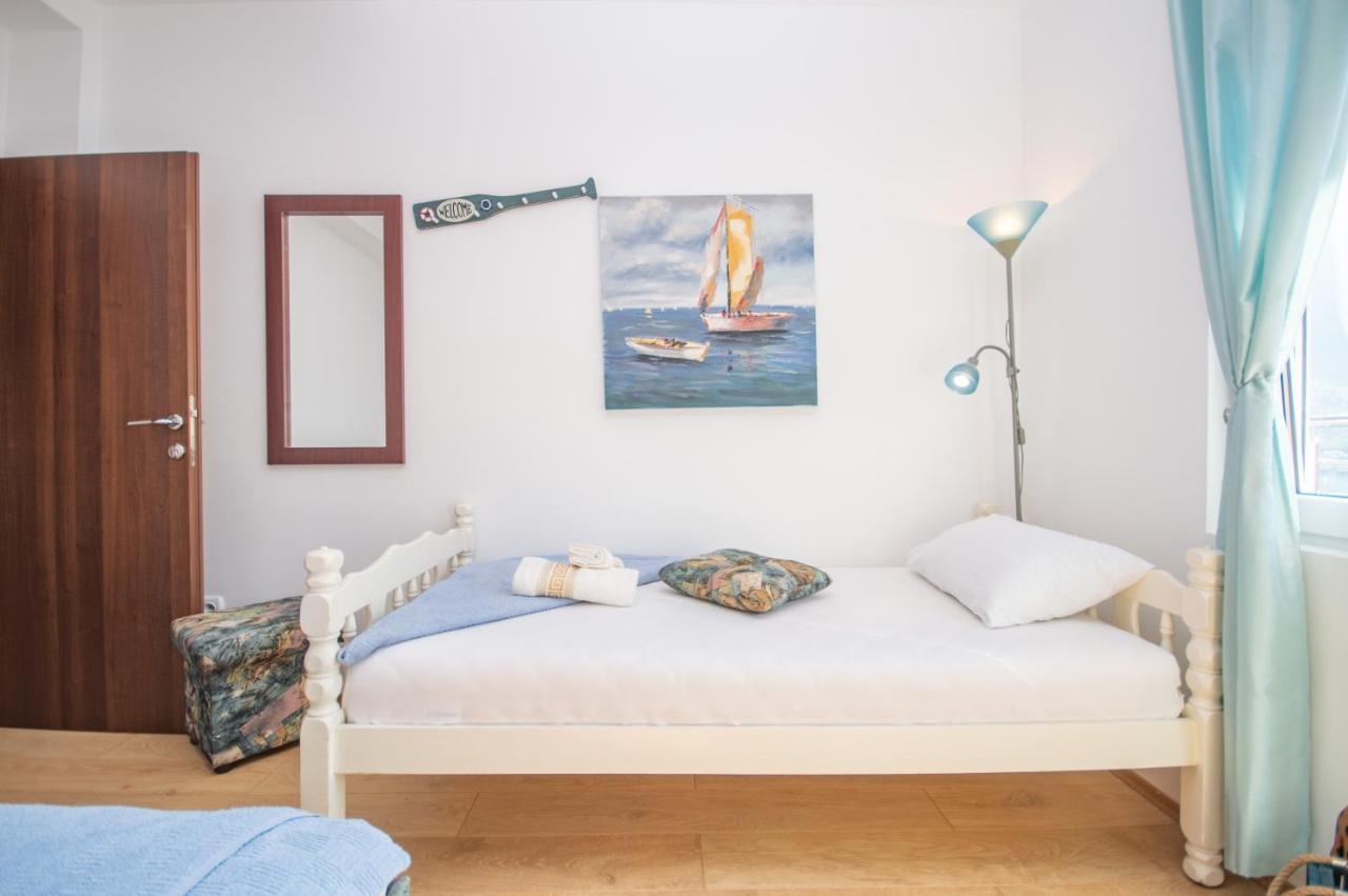 Apartmani Mrsic Risan Bagian luar foto
