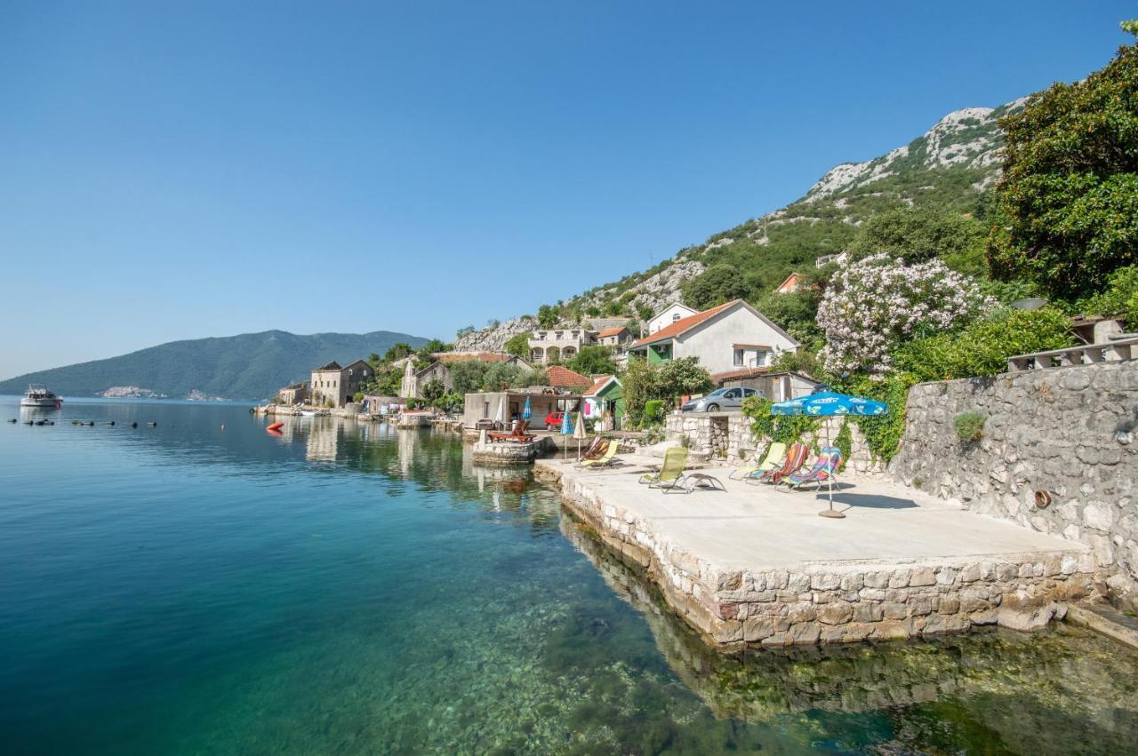Apartmani Mrsic Risan Bagian luar foto